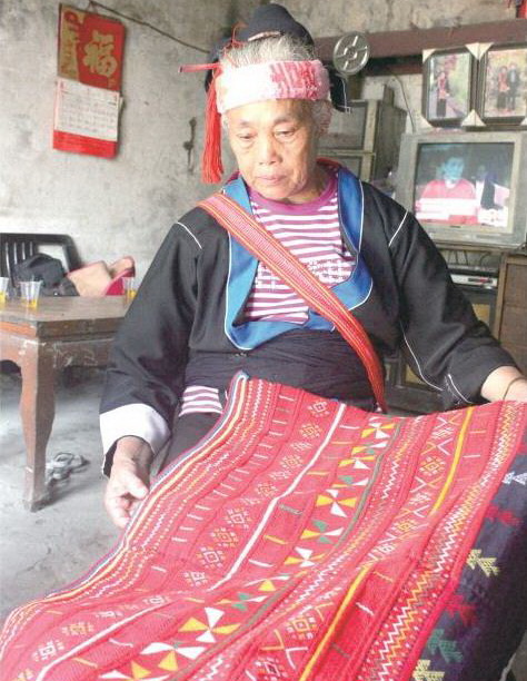 對于自己的刺繡作品,沈佩英如數(shù)家珍。
