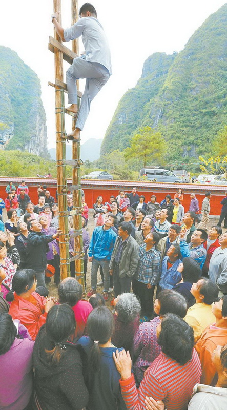 民俗活動的重頭戲：上刀山,許多村民帶著衣物床被排隊上刀山。據(jù)傳,人使用上過刀山的衣、被后身體健康,出行平安。