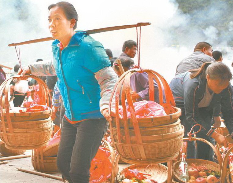 11月25日上午,許多村民挑著食品來參加祭祀活動,興奮不已。