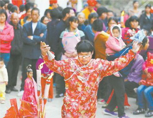 11月25日,一位男扮女裝民間法師藝人在民俗活動中表演祭神舞蹈。在傳承青黃不接的現(xiàn)狀下,少數(shù)年輕人繼承了此項民俗文化。