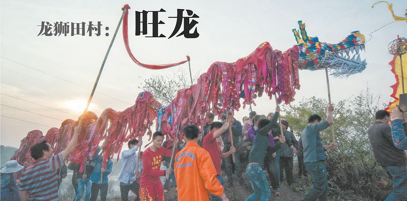 小伙子們舞著“背帶龍”,一路小跑向村外的山頭出發(fā)。