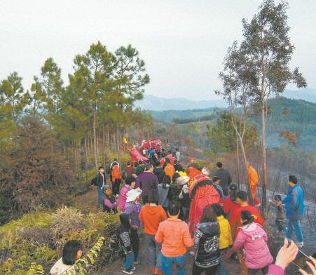 雞公獅、人龍跟隨在背帶龍后面,游過各個山頭,走回祠堂。