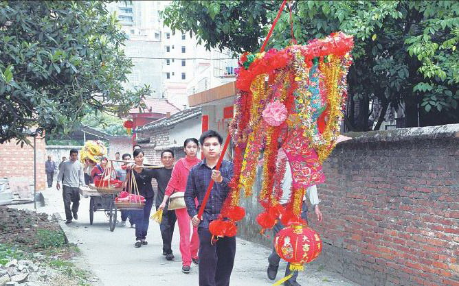 上燈隊(duì)伍浩浩蕩蕩向祠堂進(jìn)發(fā)。