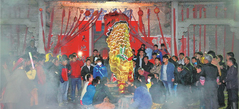 招氏祠堂門(mén)前的舞獅表演。