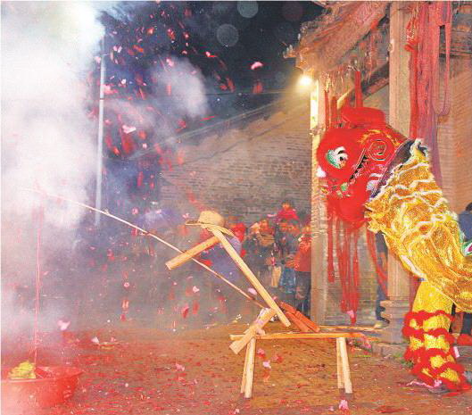 廖氏祠堂門(mén)前奇特的“釣魚(yú)式”采青表演。