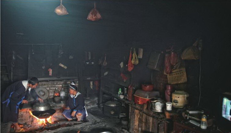 大多數(shù)瑤民還保留著燒柴做飯的傳統(tǒng)習(xí)俗。室內(nèi)被煙火長期熏烤,黑乎乎的。