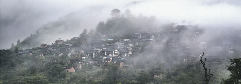 9月18日,海拔830米山峰,云霧中的油嶺瑤寨。