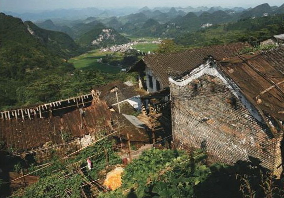 油嶺瑤寨許多傳統(tǒng)建筑已無人居住。不遠的山下就是移民新村。