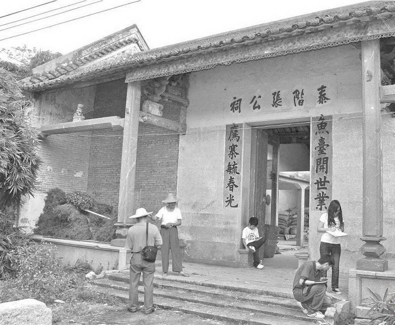 古色古香的泰階張公祠,掩映在一片綠竹叢中。清新區(qū)文物工作者正在進(jìn)行田野調(diào)查。