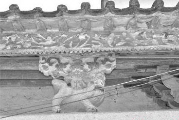 張氏祠堂是大圍村的標(biāo)志性建筑,橫梁上雕龍畫棟,極盡手工之能事。