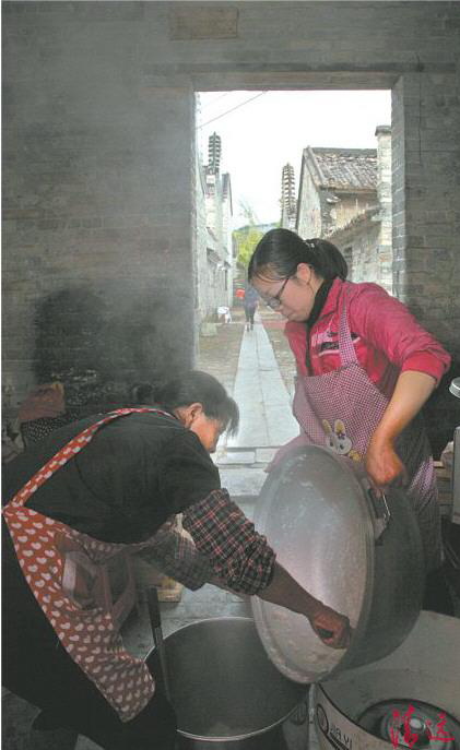 后勤人員緊張地準(zhǔn)備午飯。