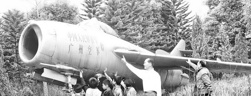 蟄伏于思源園里的一架退役戰(zhàn)機。