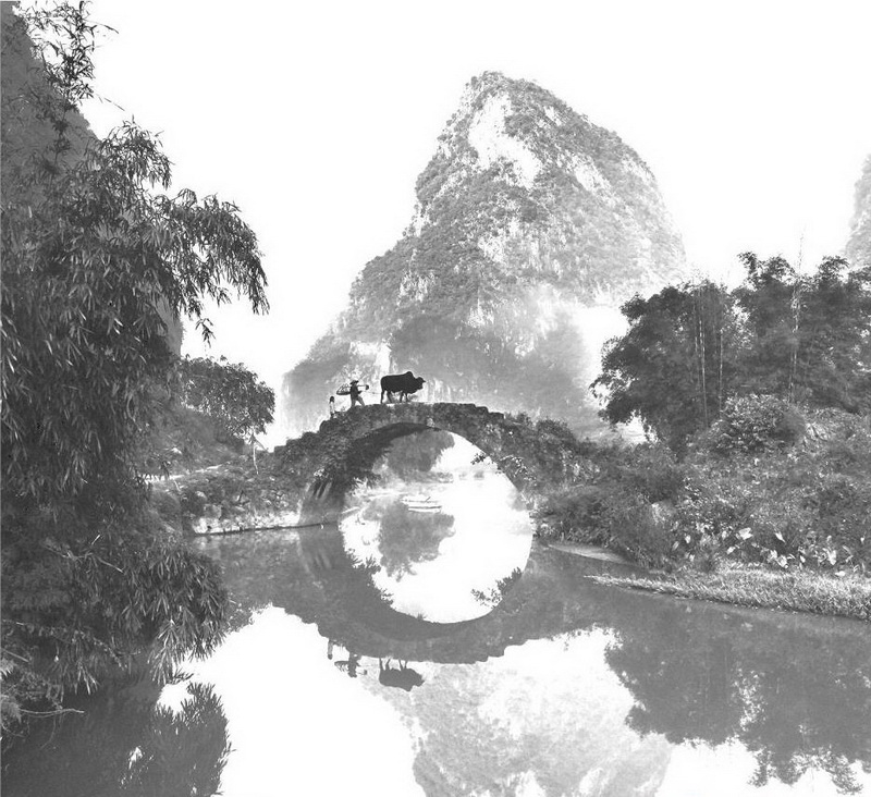 英西峰林永豐橋,橋因旁邊的永豐寺而得名。古石橋已無年月和造建者可考,但這絲毫不妨礙它從容而清伶地安立這鄉(xiāng)間天地。石橋獨(dú)自架于峰巒盛開的曠野溪流之上,則打破了慣性的審美定勢,顯出其清麗之美。從橋上牽牛而過的人叫阿六,身高不到一米五。