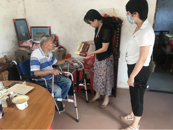 清遠(yuǎn)市衛(wèi)生健康局到清新區(qū)龍頸鎮(zhèn)河洞村開展扶貧濟(jì)困日活動(dòng)335.png