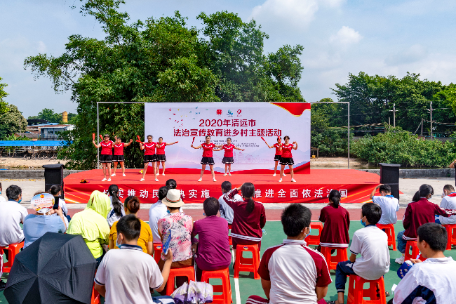 2020年清遠(yuǎn)市法治宣傳教育進(jìn)鄉(xiāng)村主題活動(dòng)走進(jìn)清城區(qū)龍?zhí)伶?zhèn)定安村。清遠(yuǎn)日?qǐng)?bào)記者_(dá)江元威_攝.jpg