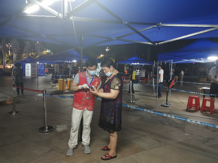 2021年6月9日，清遠市水利局第三批黨員突擊隊志愿者主動亮身份，指引群眾使用“粵核酸”小程序登記收件人員信息，并耐心解釋核酸檢測注意事項。.jpg