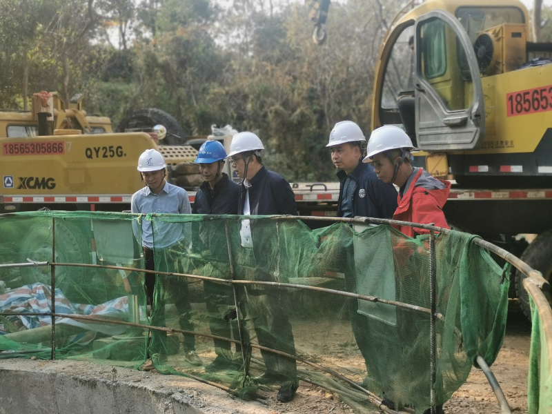 2022年1月7日，局黨組成員、副局長張月榮同志率供排水科及市水務(wù)集團(tuán)有關(guān)人員前往市區(qū)供水設(shè)施建設(shè)工程蘇仙嶺頂管段、金融學(xué)院段、職教一路段、環(huán)城東路北段等施工現(xiàn)場檢查安全生產(chǎn)、疫情防控及工程進(jìn)展情況。.jpg