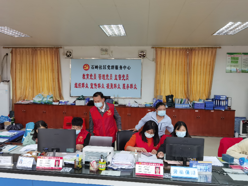 2022年4月18日，清遠市水利局黨員干部在清城區(qū)龍?zhí)伶?zhèn)石嶺村開展疫情防控工單核查。.jpg