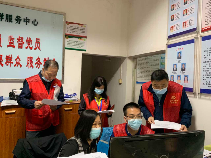 2022年4月17日，清遠市水利局下沉干部在清城區(qū)龍?zhí)伶?zhèn)金沙村開展疫情防控工單核查。.jpg