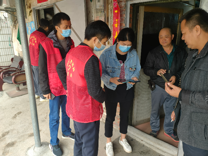 2022年4月19日，清遠市水利局下沉干部協(xié)助龍?zhí)伶?zhèn)泗合村委會走訪商戶，積極宣傳疫情防控要求，指導營業(yè)者下載使用場所碼。.jpg