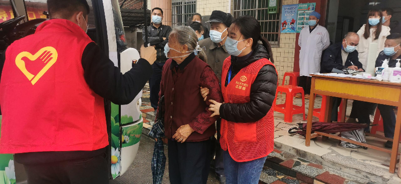 2022年4月19日，清遠市水利局黨員志愿者協(xié)助云路社區(qū)黨群服務中心為前來接種疫苗的群眾預約登記、掃碼測溫、接種指引、指導接種流程，為疫苗接種工作的有序運作保駕護航。.jpg
