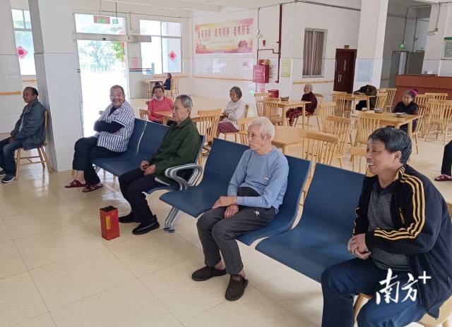 老人們?cè)谡瘝忔?zhèn)敬老院寬敞的影視娛樂廳看電視。