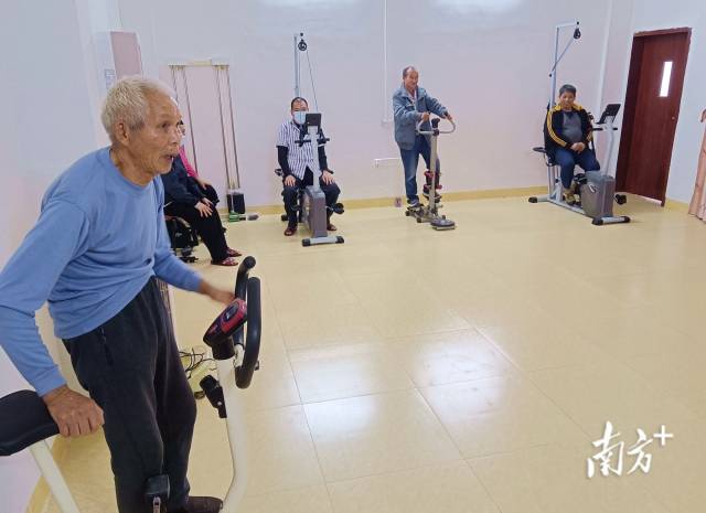 老人在敬老院健身房運(yùn)動(dòng)、健身。