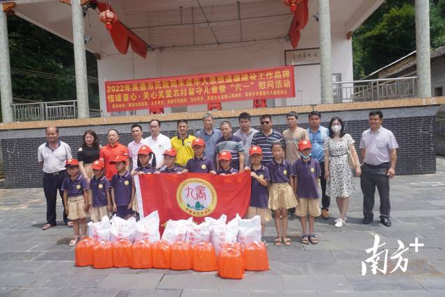 九龍商會(huì)向金造兒童成長(zhǎng)中心捐贈(zèng)米油等物資。焦瑩 攝