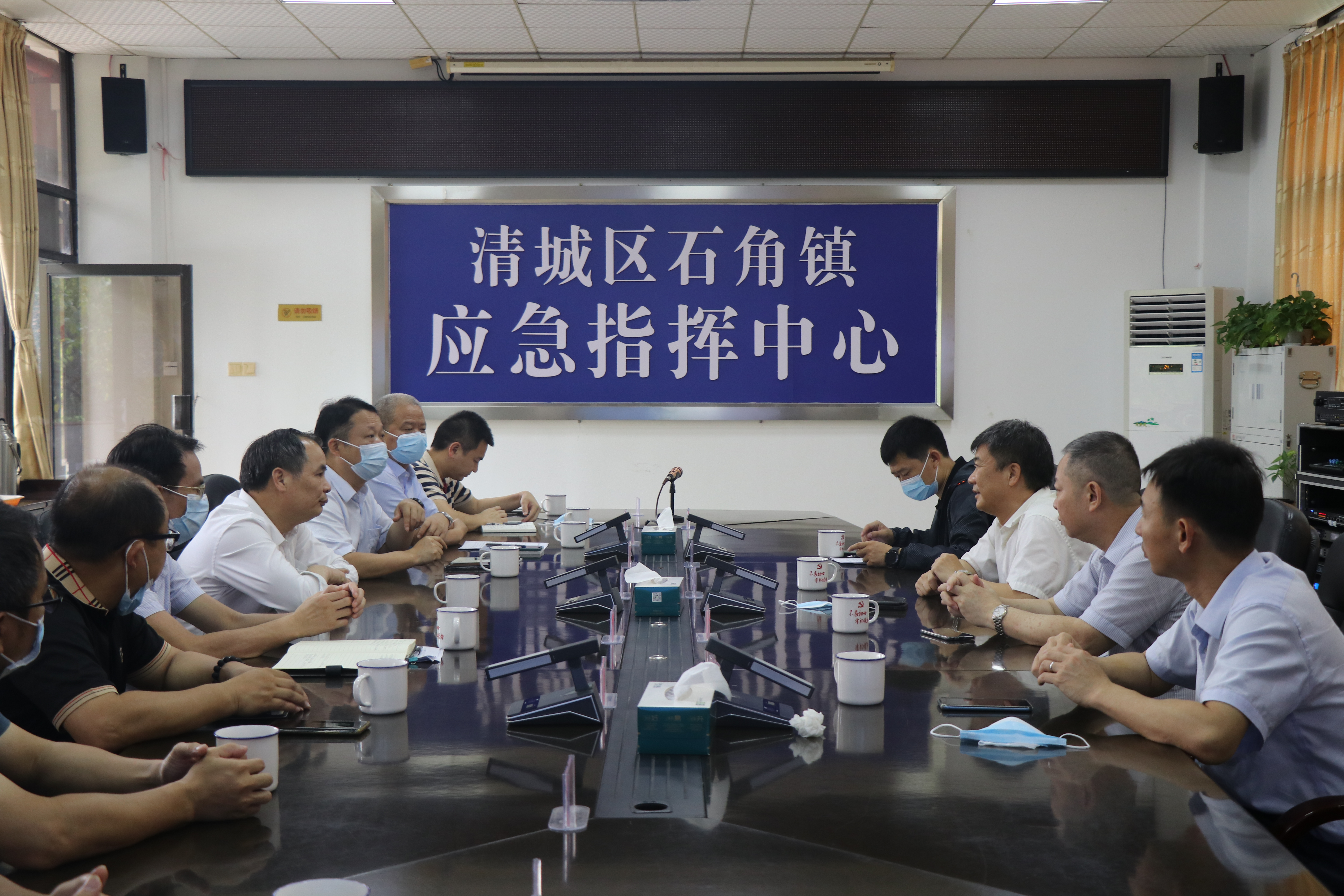 2022年6月8日，國(guó)家防辦工作組蒞臨清遠(yuǎn)開展近期強(qiáng)降雨防御指導(dǎo)工作，在清城區(qū)石角鎮(zhèn)應(yīng)急指揮中心召開座談會(huì)。圖為：座談會(huì)現(xiàn)場(chǎng)。拍攝者：鐘華穎。.JPG