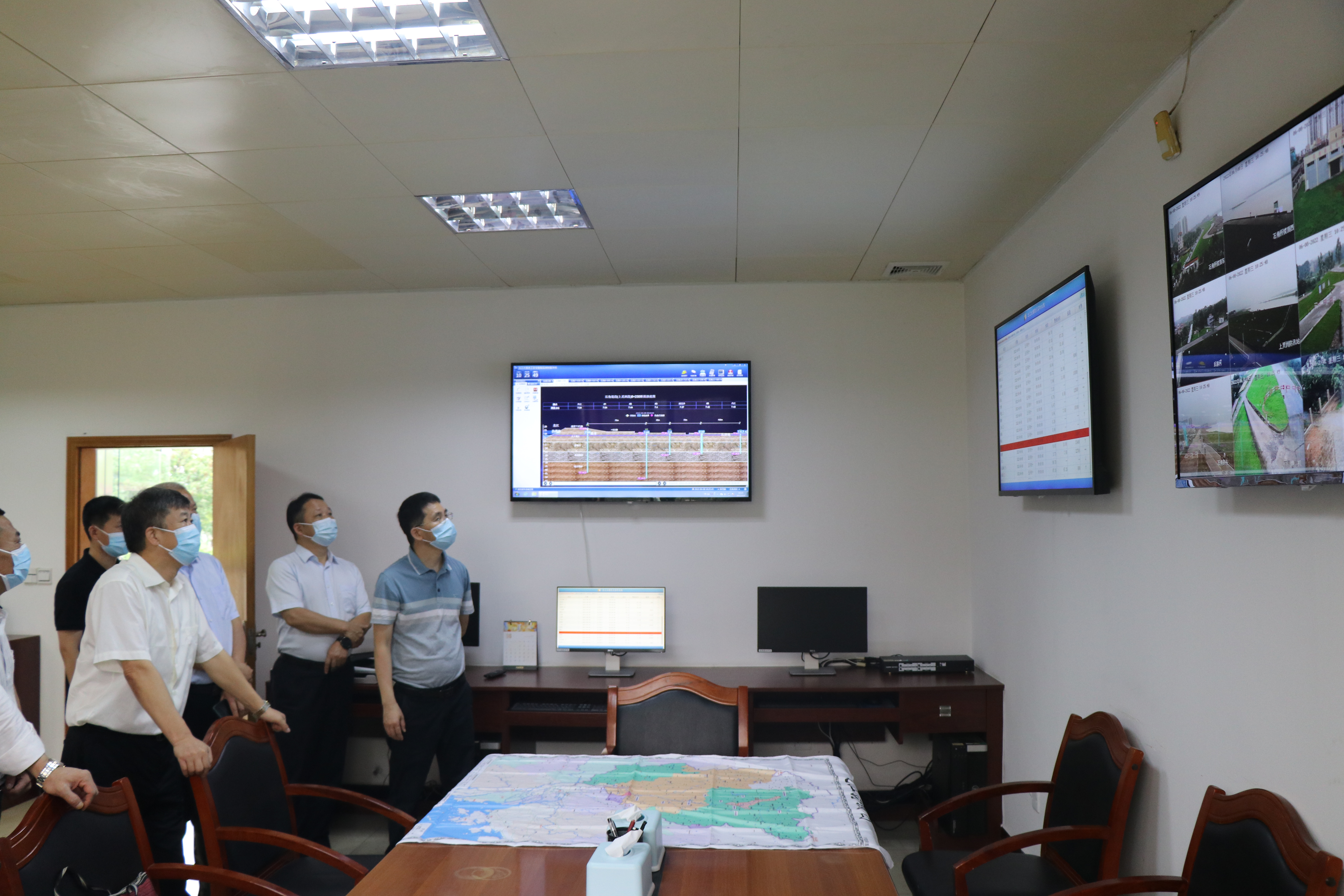 2022年6月8日，國(guó)家防辦工作組蒞臨清遠(yuǎn)開展近期強(qiáng)降雨防御指導(dǎo)工作。圖為：在防洪值班室查看北江大堤石角段河流水位實(shí)時(shí)情況。拍攝者：鐘華穎。.JPG