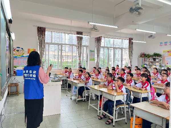 6月15日上午，連州分局工作人員到燕喜小學(xué)小學(xué)進(jìn)行低碳日宣講活動 (2).jpg