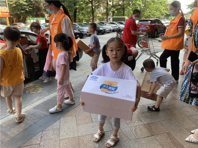 清城區(qū)中冠幼兒園響應(yīng)號(hào)召向?yàn)?zāi)區(qū)捐贈(zèng)物資，師生、家長(zhǎng)協(xié)力開展采購(gòu)。受訪者供圖