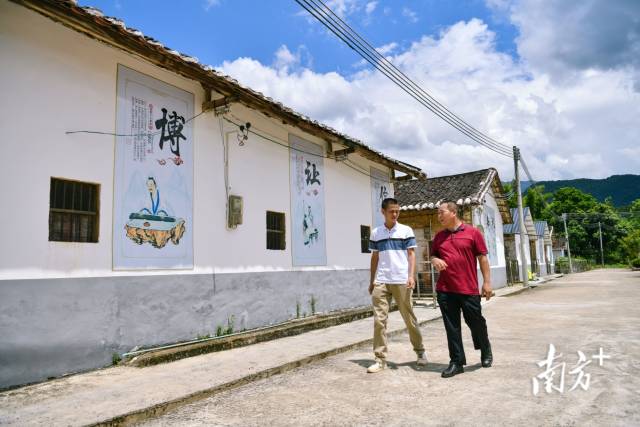 清遠(yuǎn)市退役軍人事務(wù)局派駐園山村第一書記錢峰與留坌村小組長溝通推進(jìn)該村農(nóng)旅項目。 曾亮超 攝