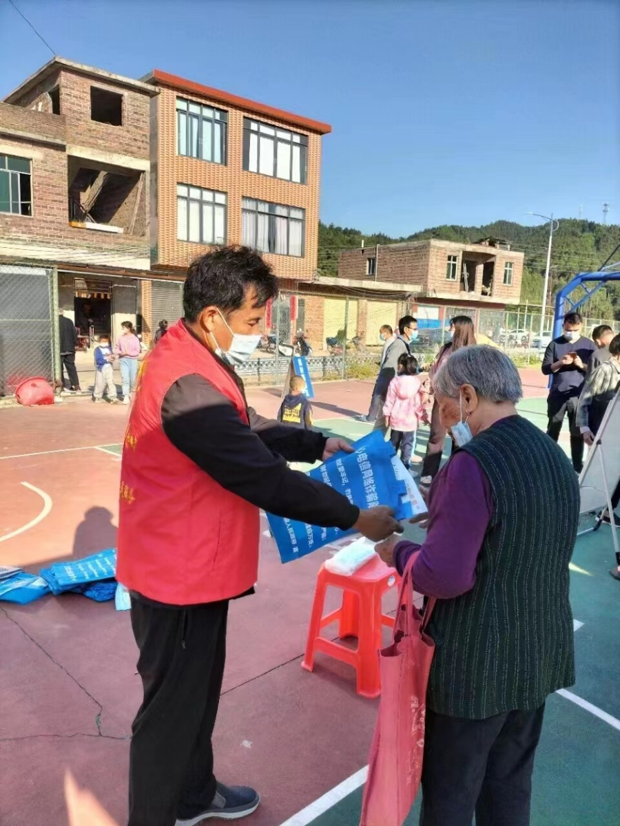 連山壯族瑤族自治縣小三江鎮(zhèn)田心村黨總支部書記、村委會主任黃家得在向村民宣傳反電信詐騙知識。資料圖