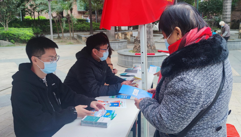 （圖為2022年12月6日，在清新區(qū)太和鎮(zhèn)建設社區(qū)駿豪城開展地名管理政策宣傳活動）.jpg
