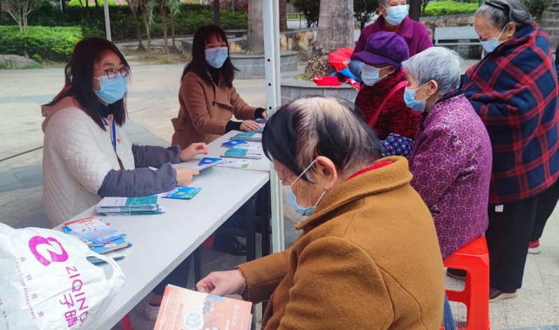 （圖為2022年12月6日，在清新區(qū)太和鎮(zhèn)建設社區(qū)駿豪城開展法治宣傳活動）.jpg