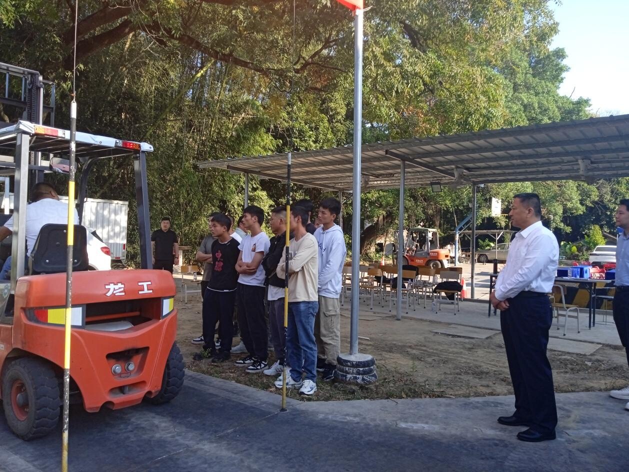 100”退役軍人叉車駕駛培訓班暨職業(yè)技能叉車駕駛培訓結業(yè)招聘會順利舉行(7)(1)_1