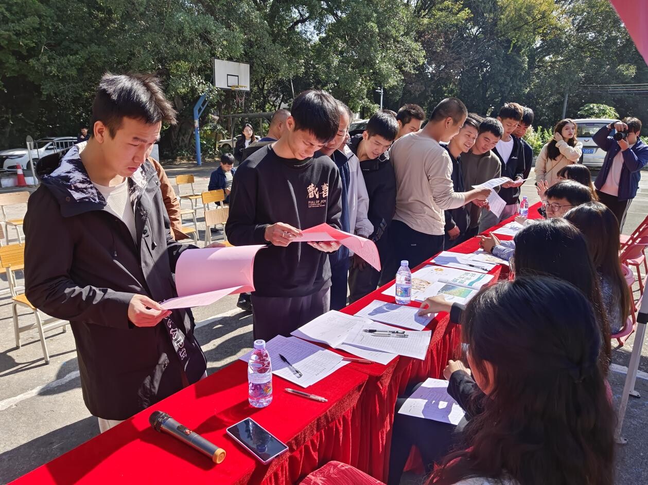 100”退役軍人叉車駕駛培訓班暨職業(yè)技能叉車駕駛培訓結業(yè)招聘會順利舉行(7)(1)_4