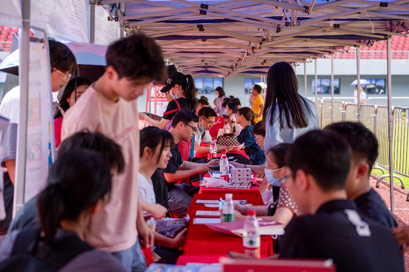 圖片一  20231021001-2023年5月27日，清遠市舉辦2023年廣東省粵北片區(qū)“穩(wěn)就業(yè)促發(fā)展”大型招聘活動，現(xiàn)場前來咨詢的求職者絡(luò)繹不絕。.jpg