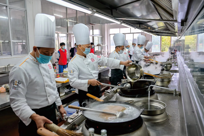 圖片三  近年來，清遠(yuǎn)市高質(zhì)量推進(jìn)“三項工程”，強(qiáng)化培訓(xùn)夯實基礎(chǔ)，讓更多勞動者掌握了一技之長。（資料圖）.jpg