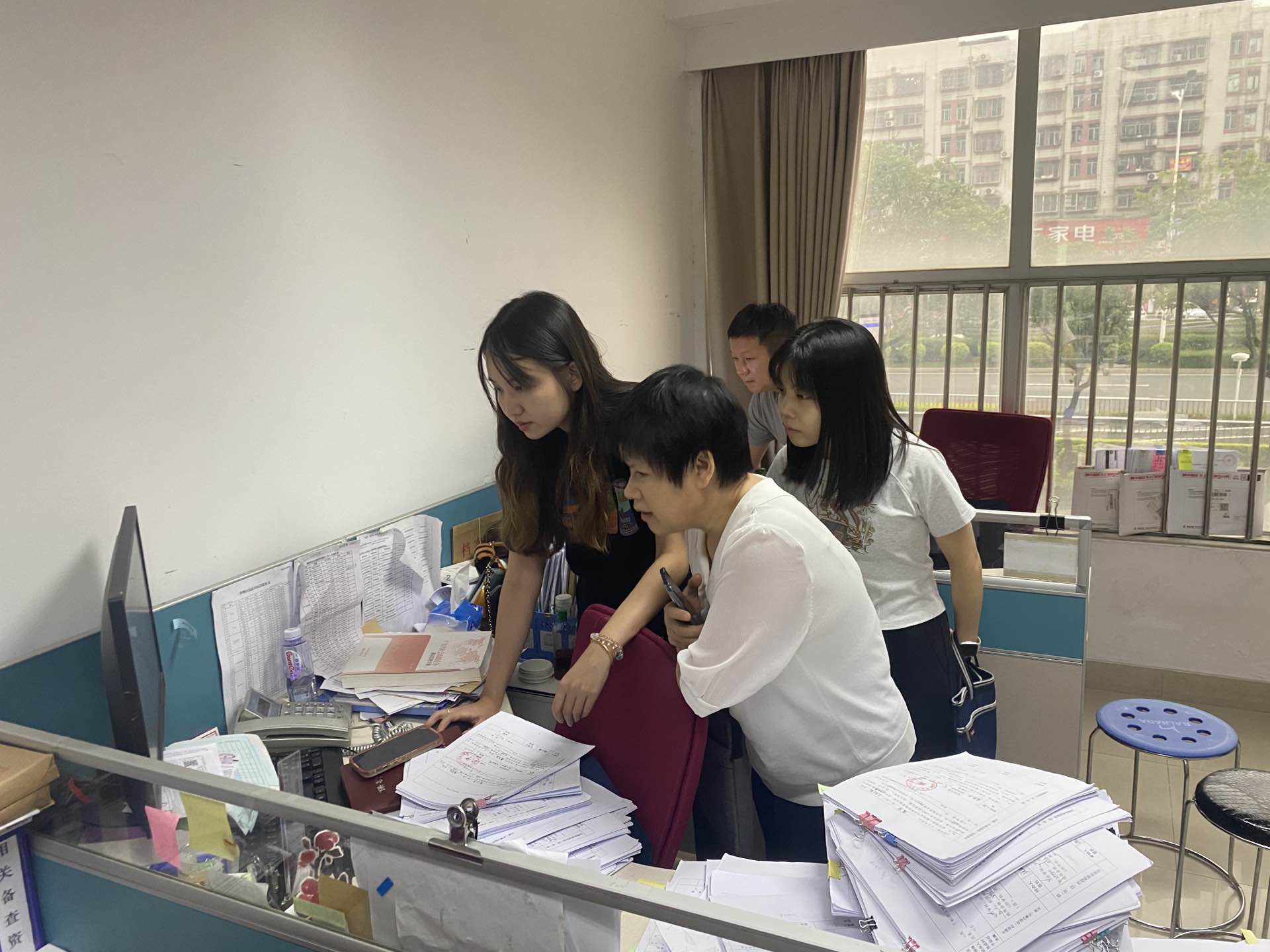 圖為今年國慶前夕，梁冬婷與審計組人員到復(fù)耕復(fù)種現(xiàn)場，核查惠民惠農(nóng)補(bǔ)貼真實情況。