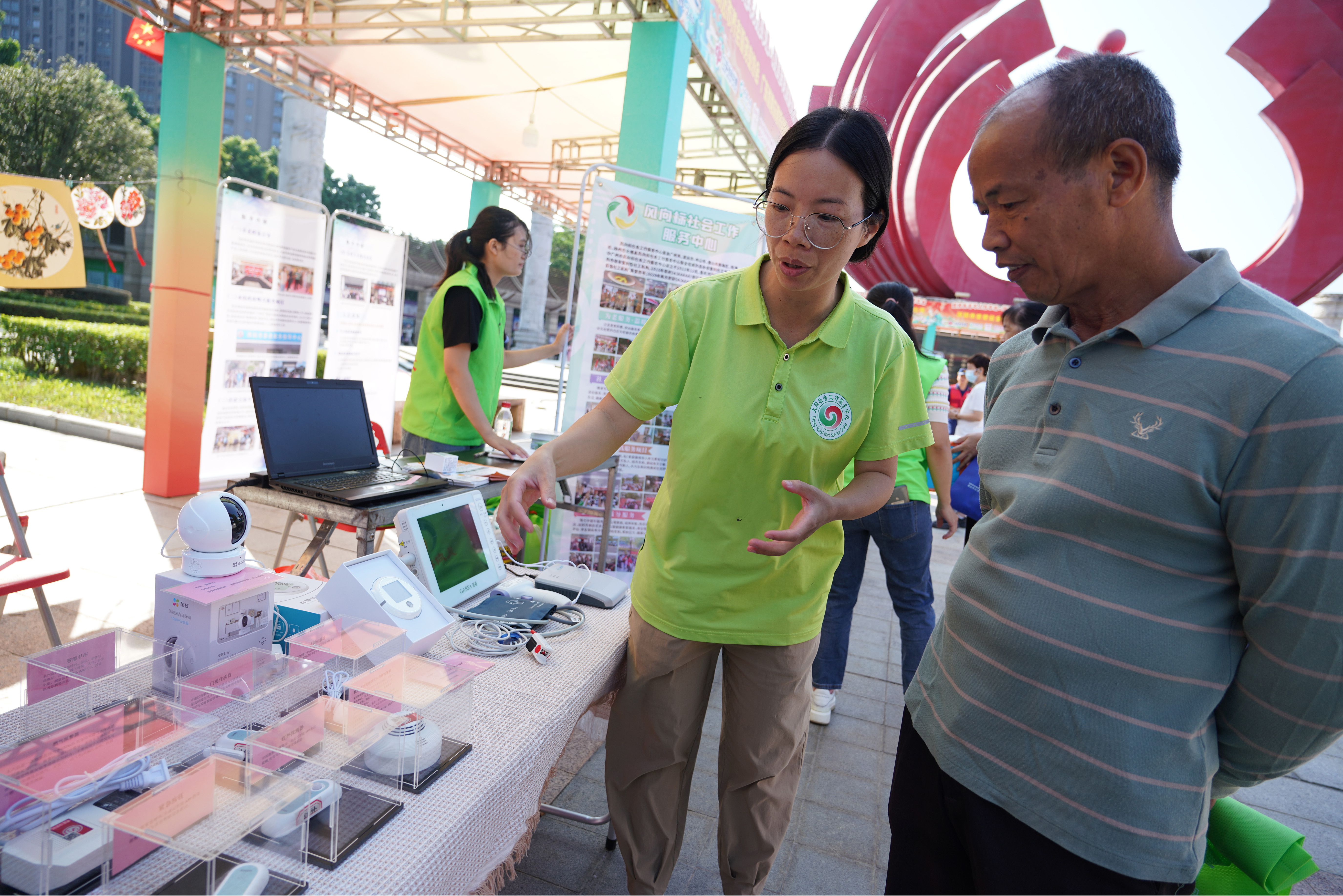市民逛適老化產(chǎn)品展，了解涉老政策和體驗養(yǎng)老服務(wù)。清遠日報記者 劉淑芳 攝 劉淑芳 攝 劉淑芳 攝
