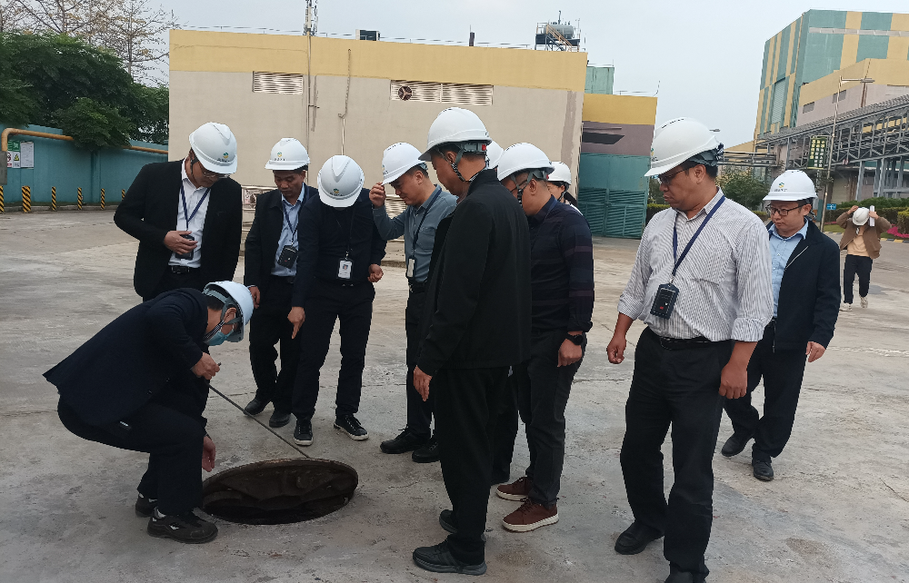 2024年12月5至6日，廣東省生態(tài)環(huán)境廳帶隊聯(lián)合清遠市生態(tài)環(huán)境局和清遠市生態(tài)環(huán)境局英德分局到英德市有關(guān)園區(qū)企業(yè)開展環(huán)境安全督導(dǎo)檢查.jpg