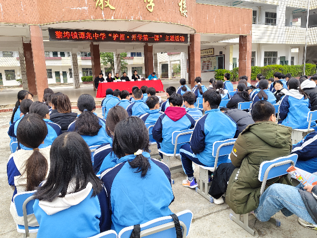 黎埠司法所到黎埠中學、譚兆中學參加“開學第一課”教育活動.jpg