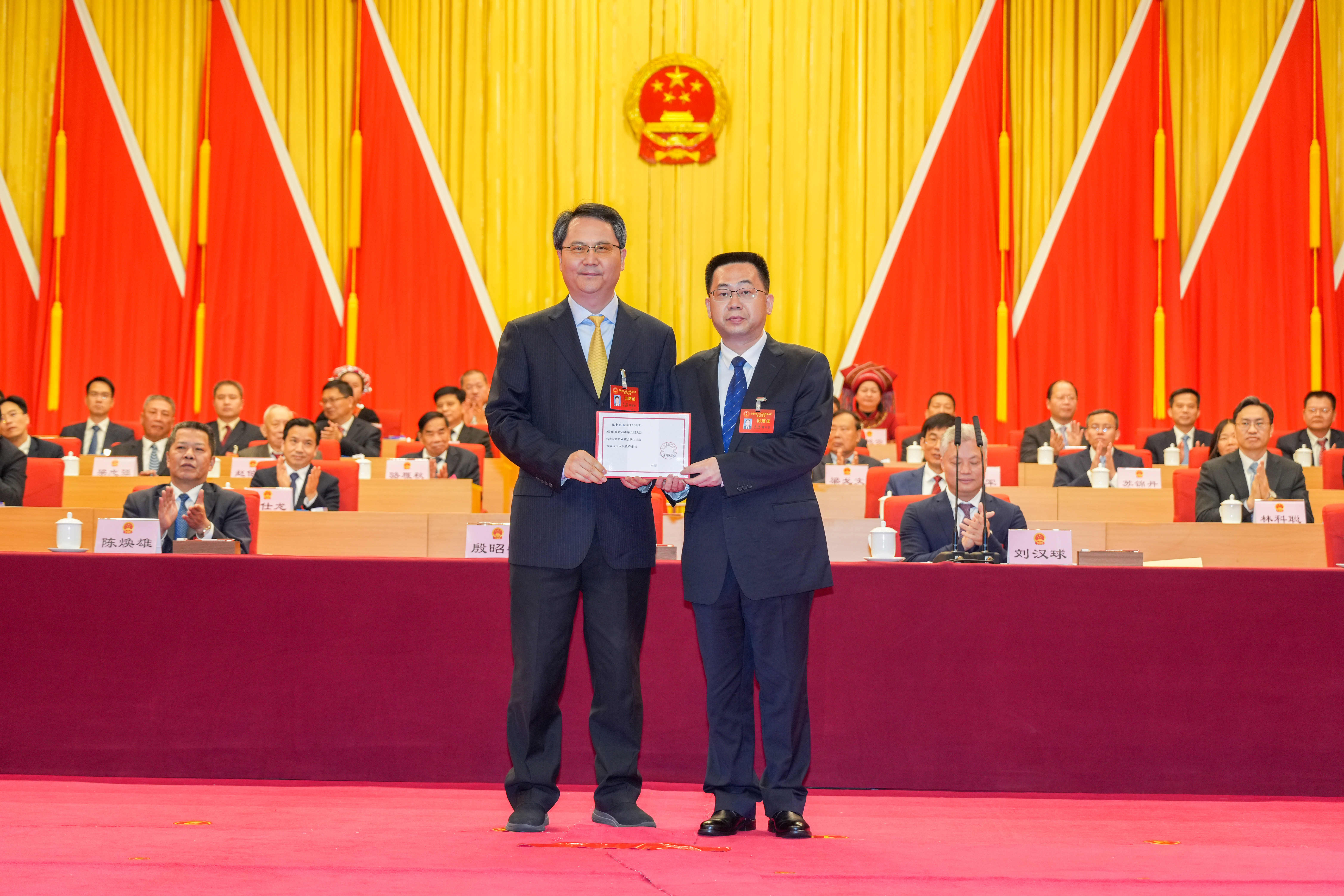 大會(huì)主席團(tuán)常務(wù)主席、市委書記、市人大常委會(huì)主任殷昭舉為新當(dāng)選的清遠(yuǎn)市人民政府市長(zhǎng)陳金鑾頒發(fā)當(dāng)選證書。